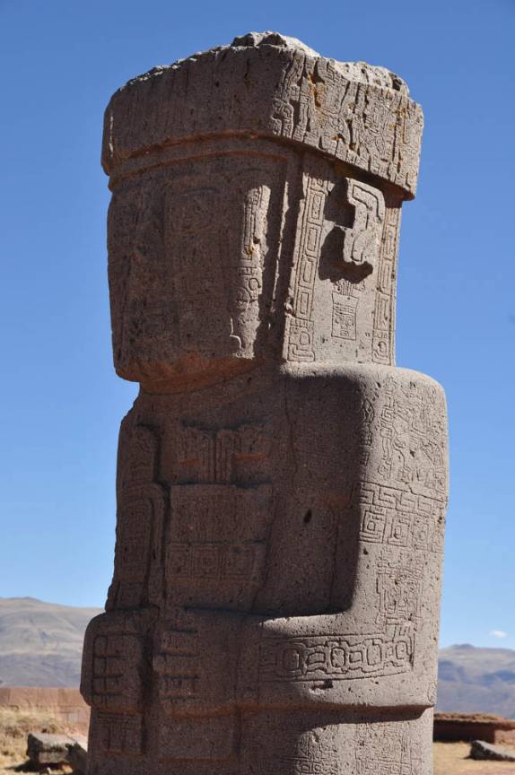 Uma das poucas estátuas ainda de pé nas ruínas de Tiahuanaco, na Bolívia